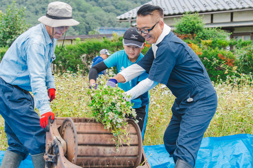 昔ながらの「足こぎ脱穀」体験